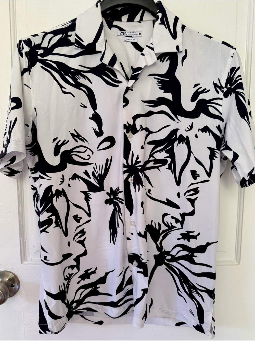 ZARA Black & White Abstract Floral Stretch Short-Sleeve Button-Down Shirt